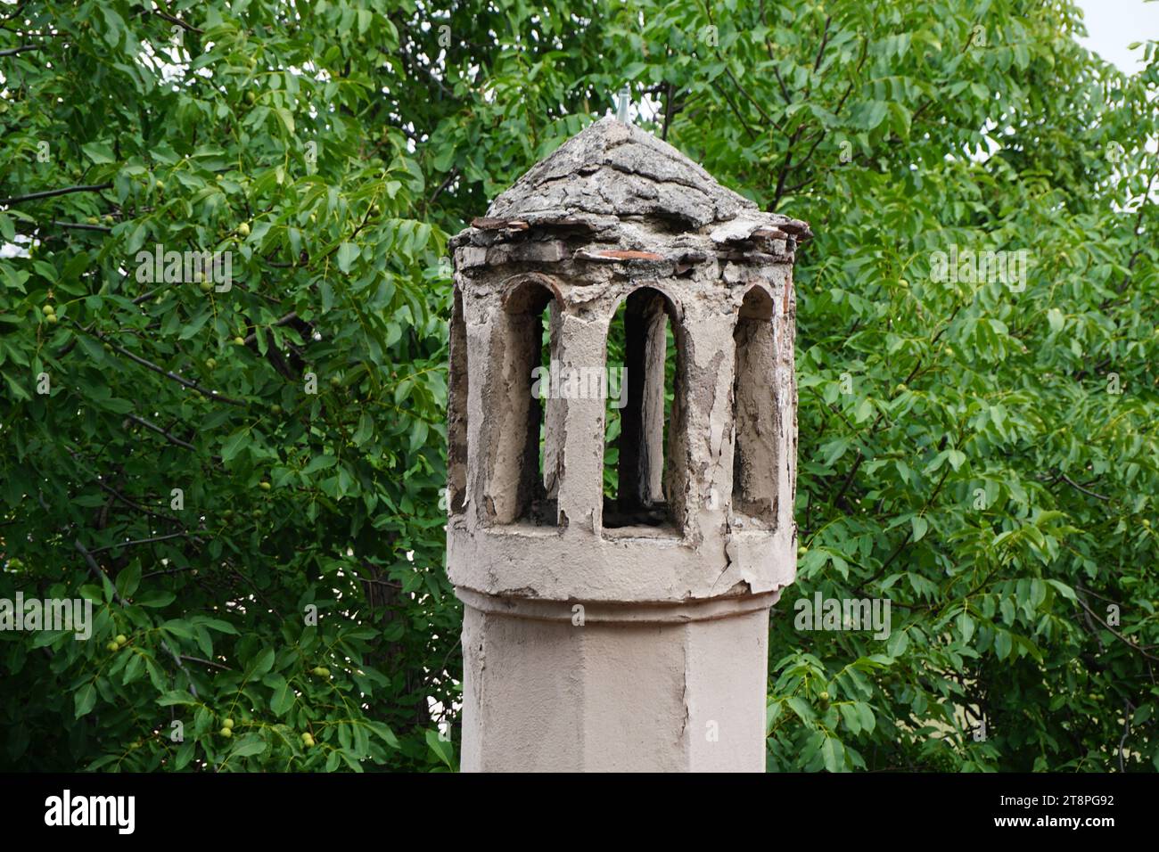 Plovdiv, situata sulle rive del fiume Maritsa nella storica regione della Tracia, è la seconda città più grande della Bulgaria. La sua crescita nel tempo è stata intricatamente legata alle sette colline sienite che occupa, un paio di queste raggiungono altezze impressionanti di 250 metri (820 piedi). Questa topografia unica ha conferito a Plovdiv il soprannome di "la città delle sette colline". Famosa come epicentro culturale in Bulgaria, Plovdiv ha ricoperto il titolo di capitale europea della cultura nel 2019 Foto Stock