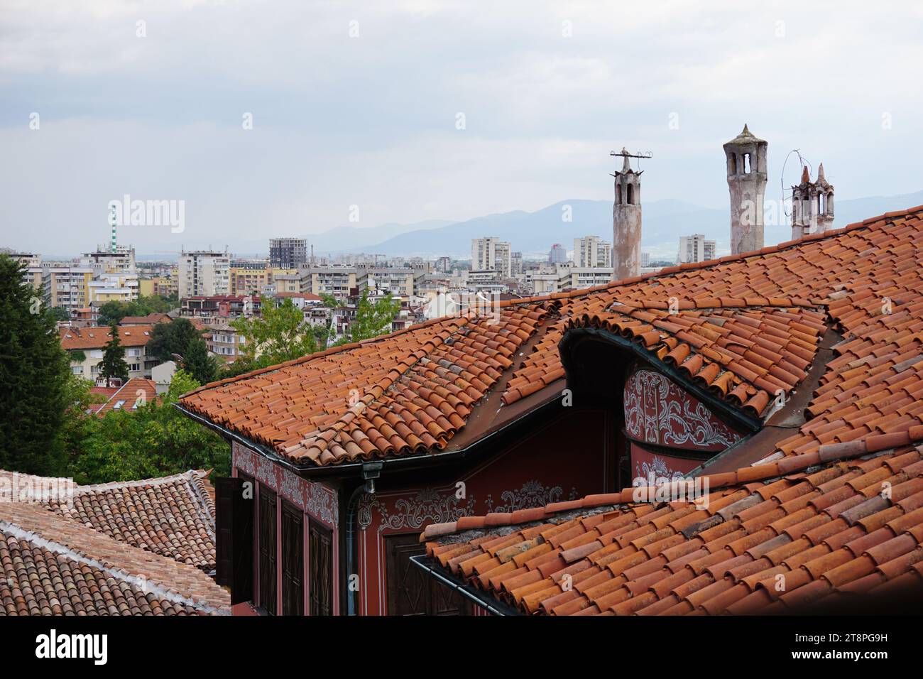 Plovdiv, situata sulle rive del fiume Maritsa nella storica regione della Tracia, è la seconda città più grande della Bulgaria. La sua crescita nel tempo è stata intricatamente legata alle sette colline sienite che occupa, un paio di queste raggiungono altezze impressionanti di 250 metri (820 piedi). Questa topografia unica ha conferito a Plovdiv il soprannome di "la città delle sette colline". Famosa come epicentro culturale in Bulgaria, Plovdiv ha ricoperto il titolo di capitale europea della cultura nel 2019 Foto Stock