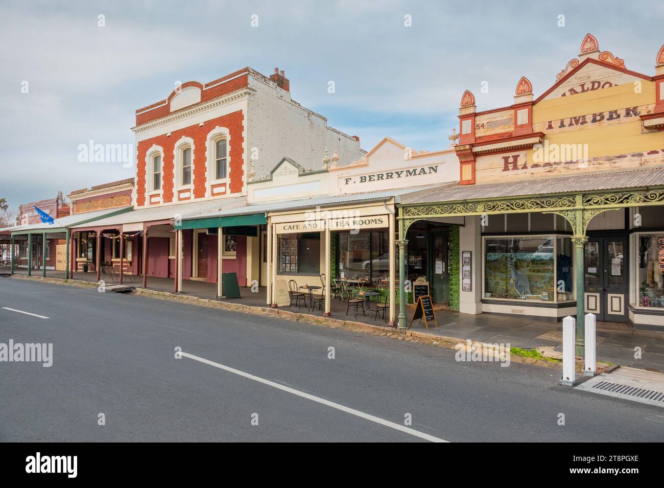 In ferro battuto e veranda ornata si trovano davanti alle facciate di vecchi edifici in un paesaggio storico a Maldon, nel Victoria centrale, Australia Foto Stock