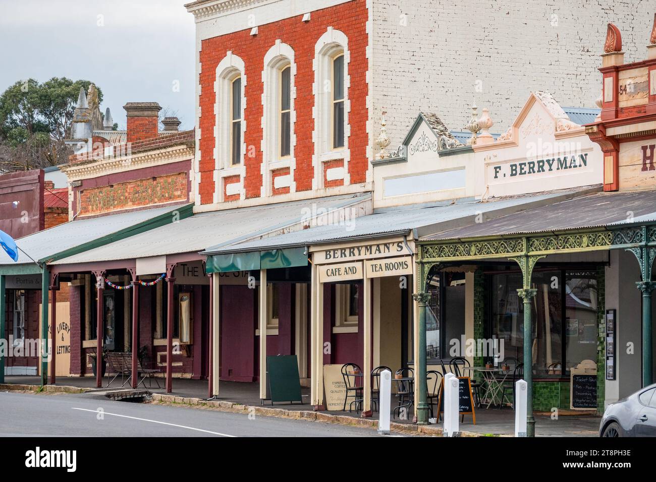 In ferro battuto e veranda ornata si trovano davanti alle facciate di vecchi edifici in un paesaggio storico a Maldon, nel Victoria centrale, Australia Foto Stock