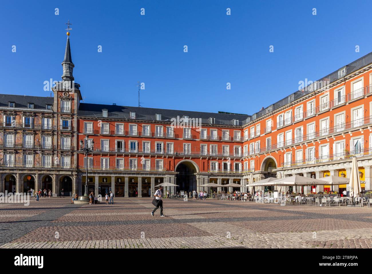 Madrid, Spagna, 09.10.21. Plaza Mayor, Piazza della città, il principale spazio pubblico di Madrid con edifici residenziali a tre piani e la Bakery House. Foto Stock