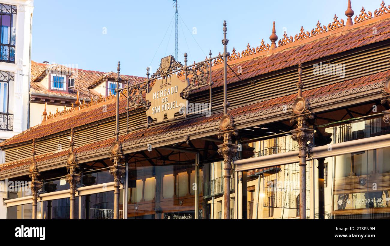 Madrid, Spagna, 09.10.21. Il Mercado de San Miguel (mercato di San Migiel), famoso edificio in ferro e vetro con insegna in ferro e bancarelle del mercato. Foto Stock