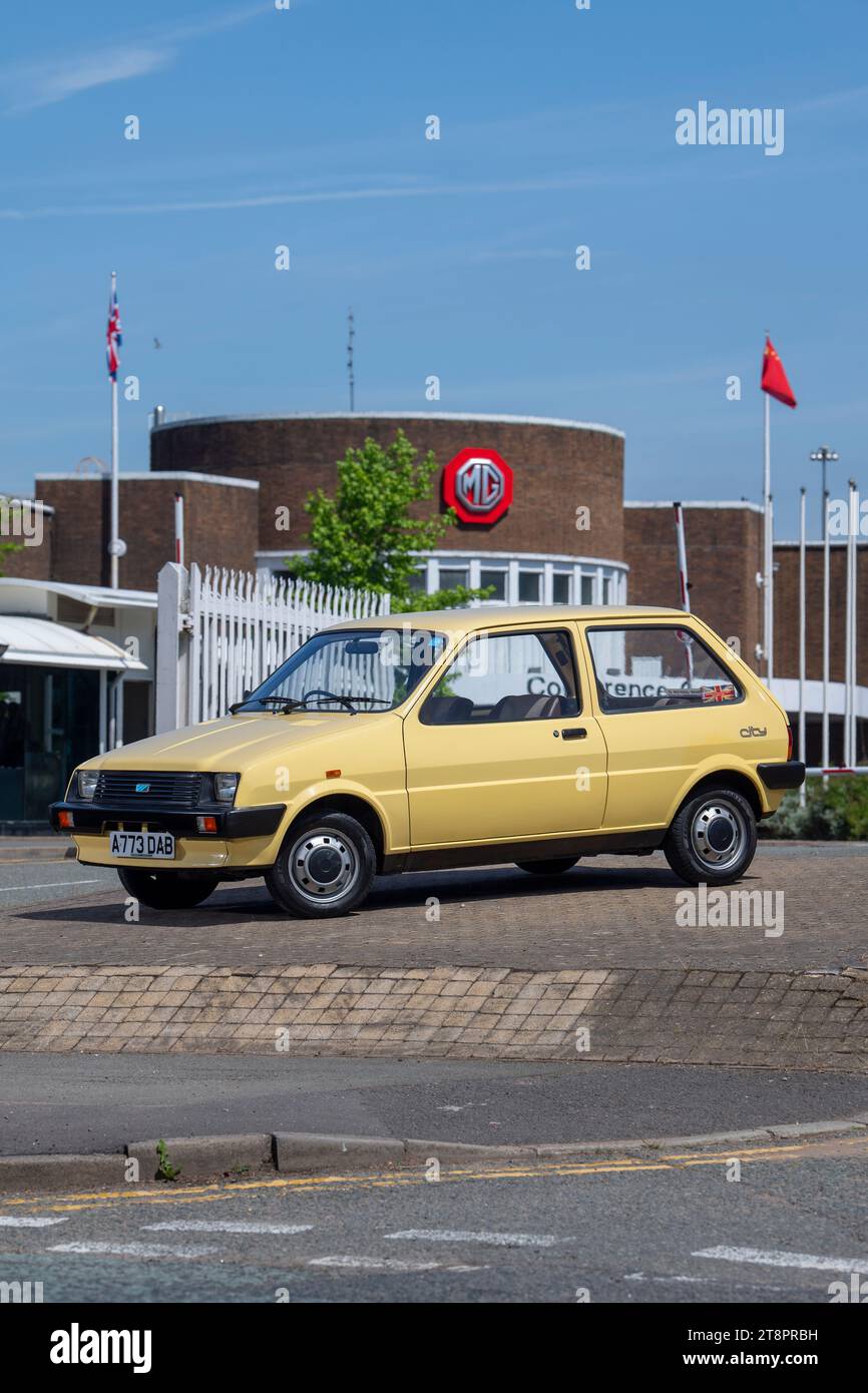 Austin Metro City 1983 - modello base beige, così essenziale che ha piastre di chiusura per le basi come specchi e luci Foto Stock