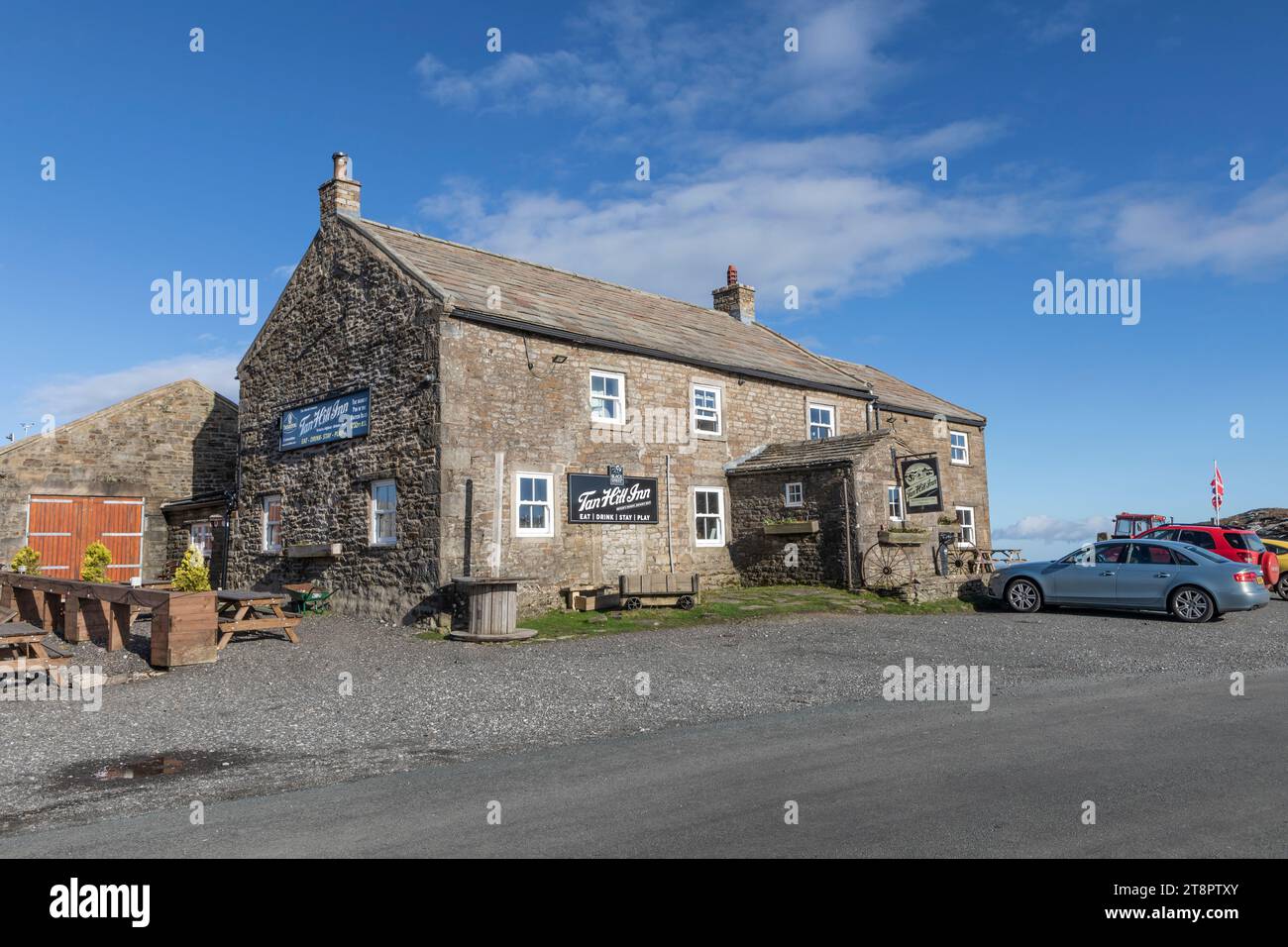 Il Tan Hill Inn è un edificio pubblico a Tan Hill, North Yorkshire. E' la locanda piu' alta delle Isole britanniche, a 1.732 piedi (528 m) sopra il livello del mare. Foto Stock