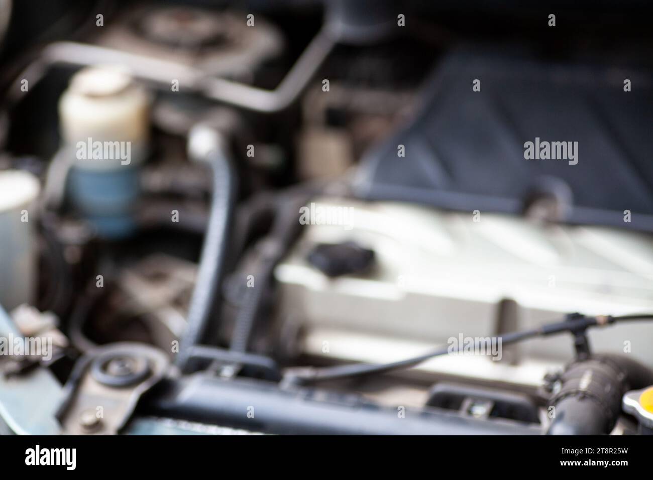 Dai un'occhiata sotto il cofano della tua auto con questa istantanea che presenta componenti del motore, tubi flessibili e fili, una visione interna del cuore degli automi Foto Stock