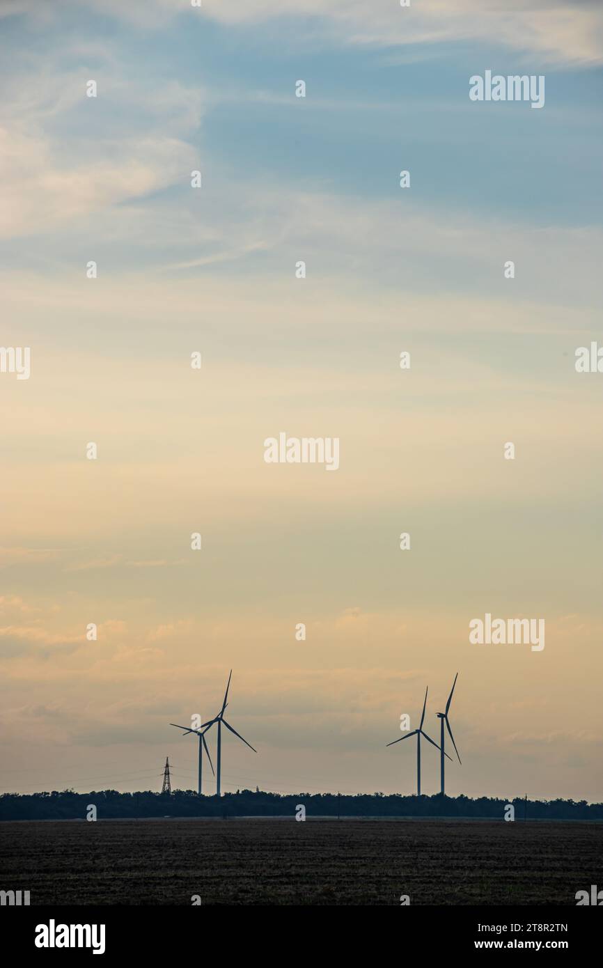 Generatore di vento installato nel mezzo della natura. Foto Stock