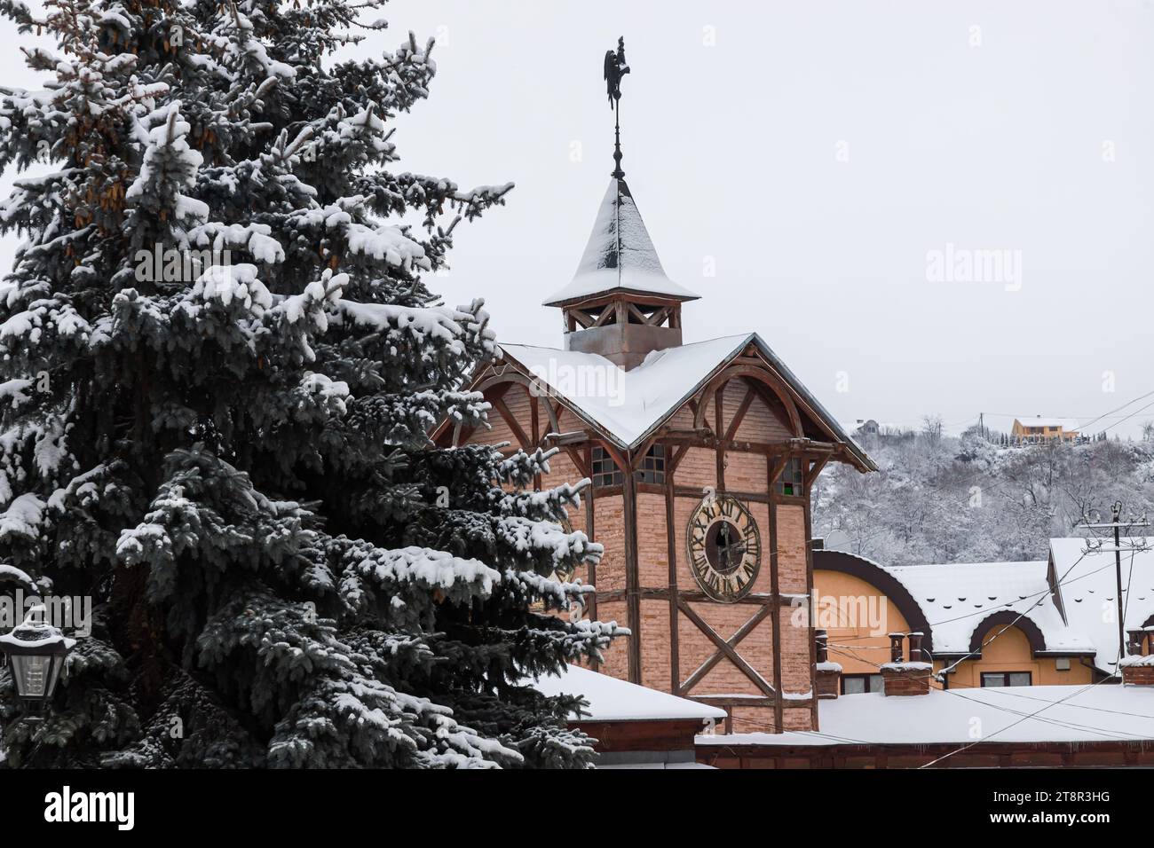 Vista dettagliata di un antico municipio in legno con un antico orologio. Famoso luogo turistico e un luogo per viaggi romantici. Popolare destinazione turistica Foto Stock