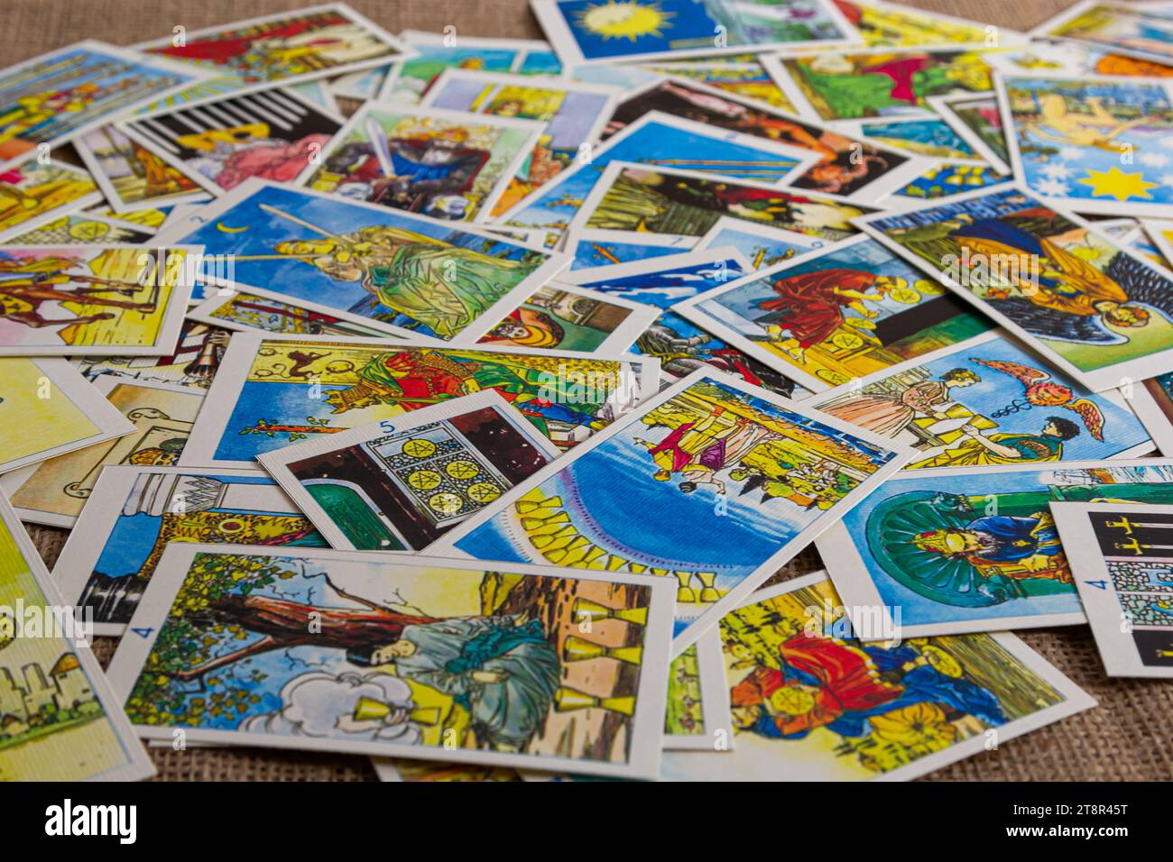 Sfondo con mucchio di carte tarocchi, il mazzo arcana maggiore. Fortuna che dice seance o rituale magico nero. Spaventate la vita ferma con occulto ed esoteri Foto Stock