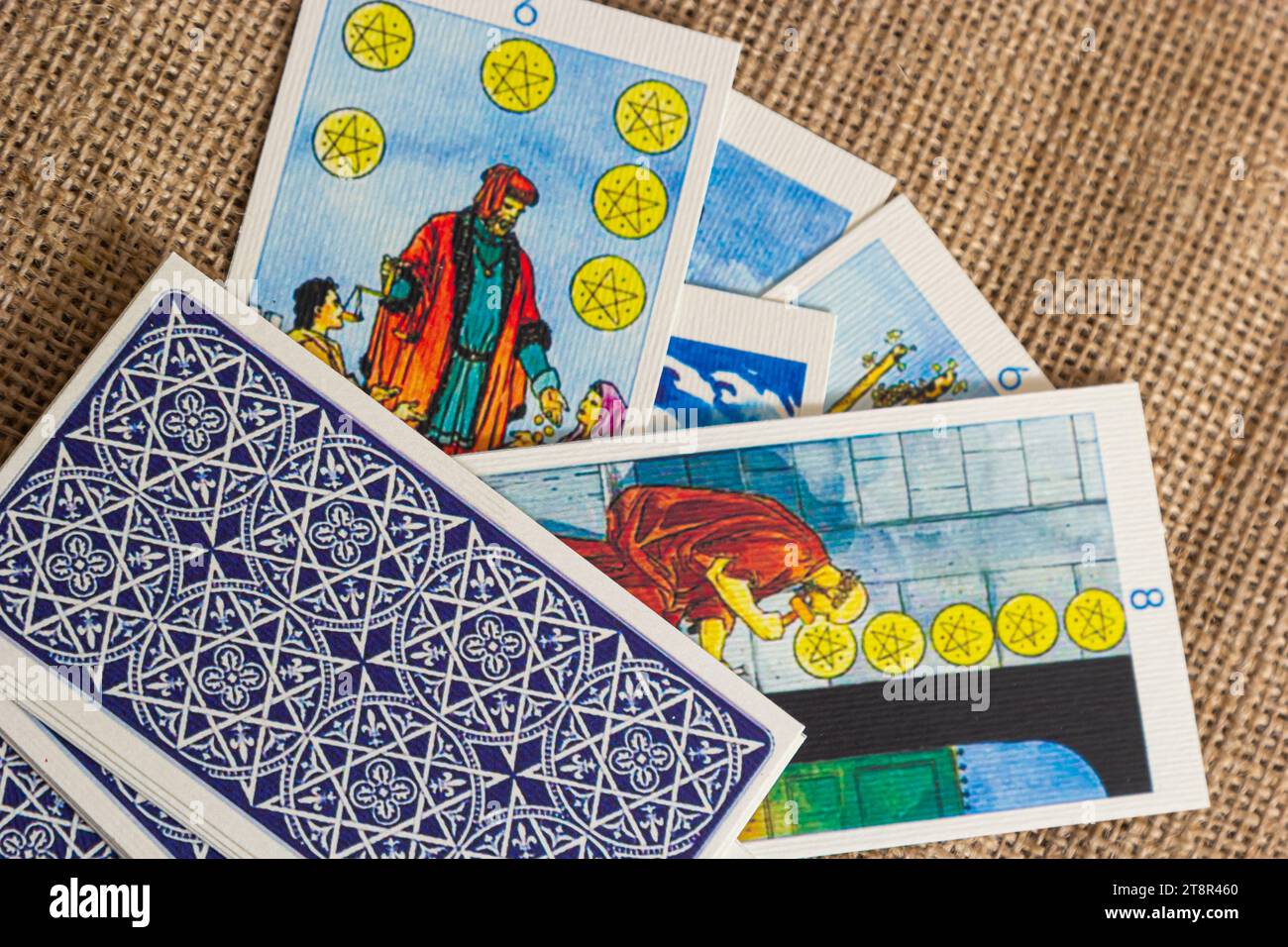 Sfondo con mucchio di carte tarocchi, il mazzo arcana maggiore. Fortuna che dice seance o rituale magico nero. Spaventate la vita ferma con occulto ed esoteri Foto Stock