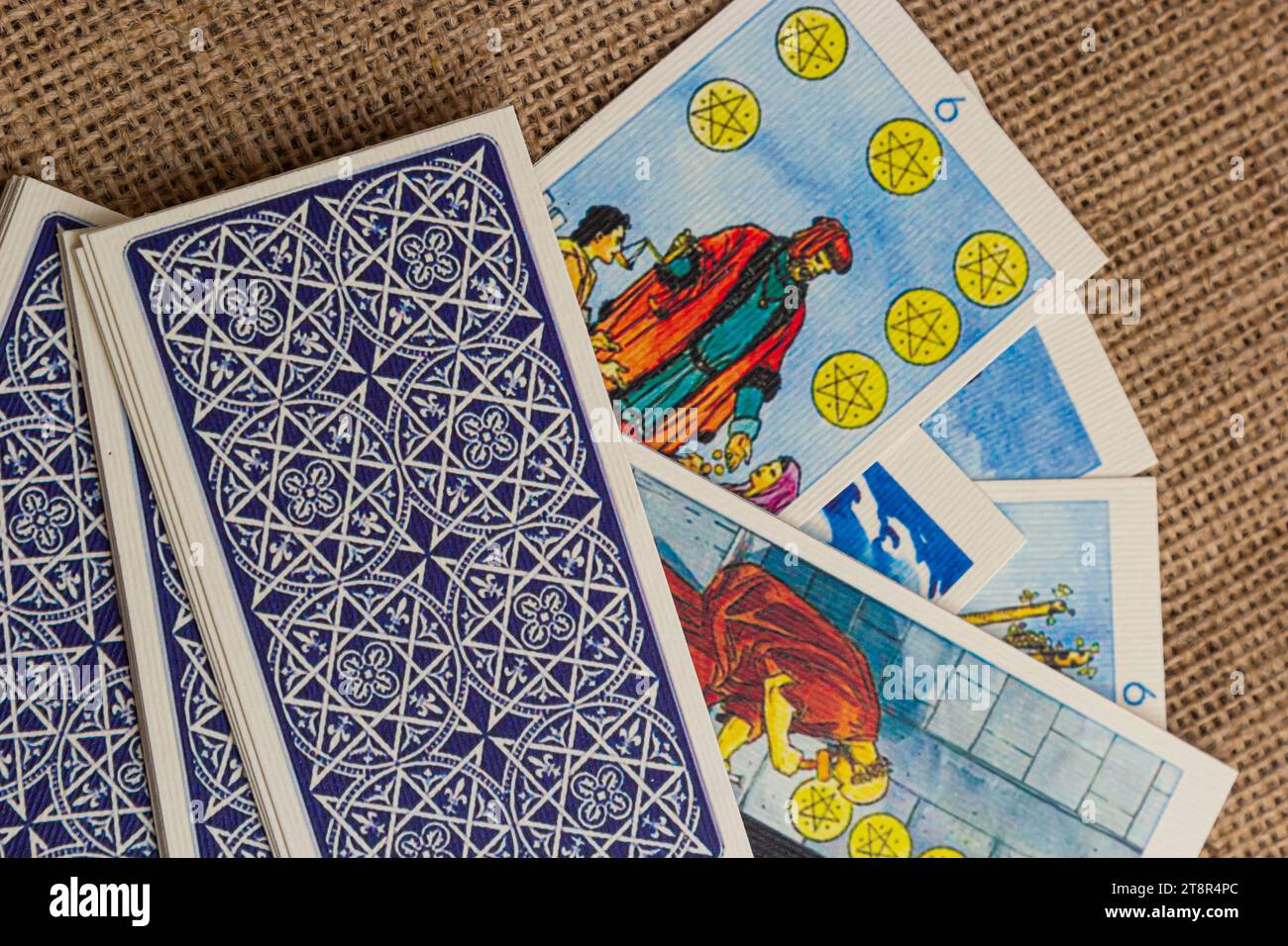 Sfondo con mucchio di carte tarocchi, il mazzo arcana maggiore. Fortuna che dice seance o rituale magico nero. Spaventate la vita ferma con occulto ed esoteri Foto Stock