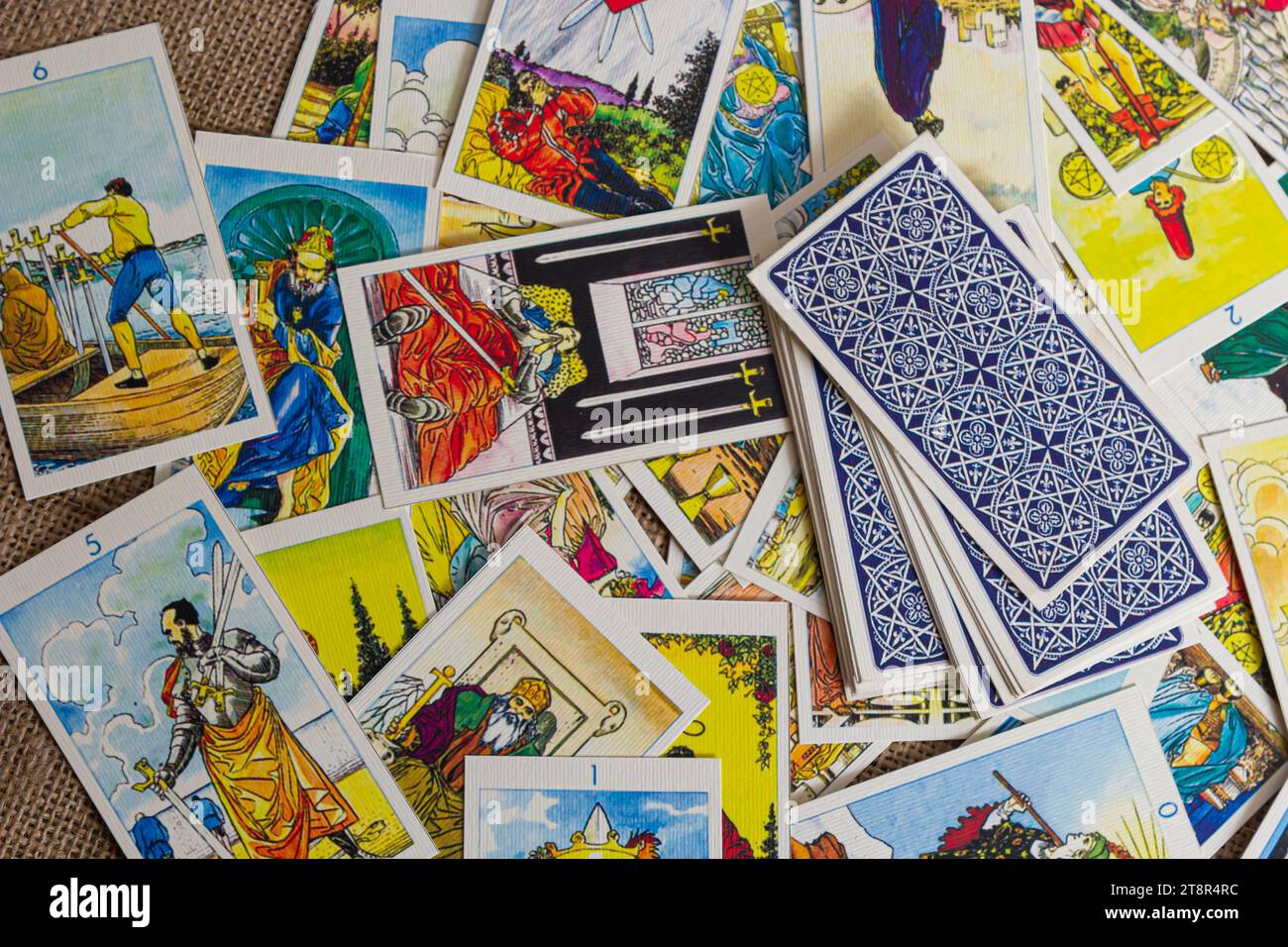 Sfondo con mucchio di carte tarocchi, il mazzo arcana maggiore. Fortuna che dice seance o rituale magico nero. Spaventate la vita ferma con occulto ed esoteri Foto Stock