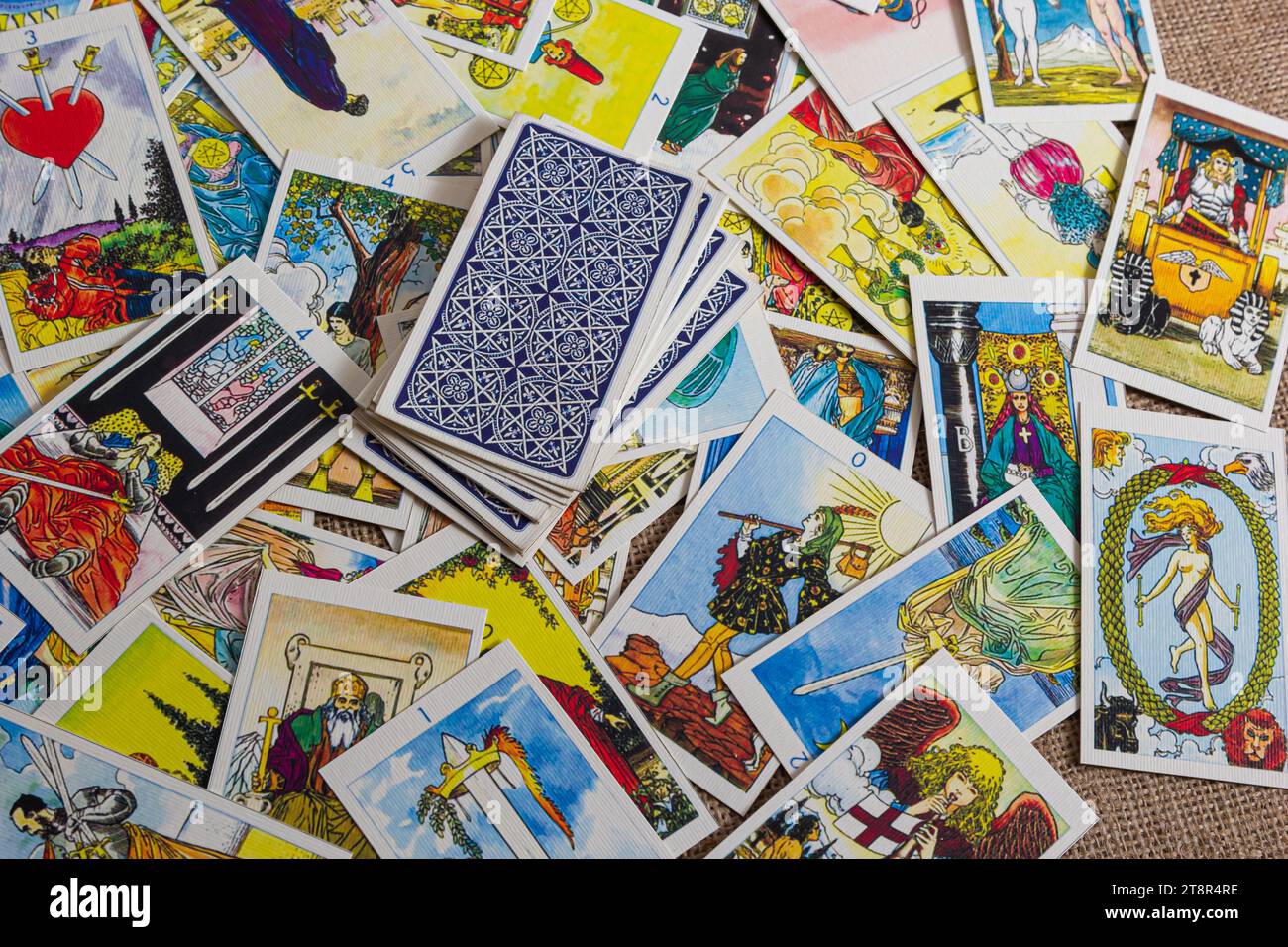 Sfondo con mucchio di carte tarocchi, il mazzo arcana maggiore. Fortuna che dice seance o rituale magico nero. Spaventate la vita ferma con occulto ed esoteri Foto Stock