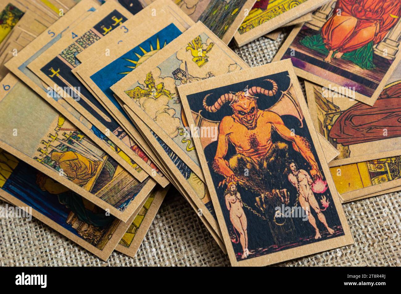 Sfondo con mucchio di carte tarocchi, il mazzo arcana maggiore. Fortuna che dice seance o rituale magico nero. Spaventate la vita ferma con occulto ed esoteri Foto Stock