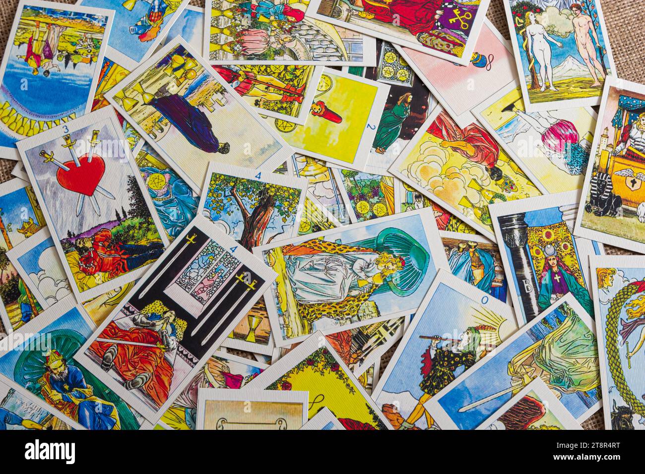 Sfondo con mucchio di carte tarocchi, il mazzo arcana maggiore. Fortuna che dice seance o rituale magico nero. Spaventate la vita ferma con occulto ed esoteri Foto Stock