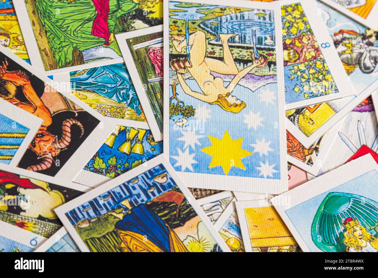 Sfondo con mucchio di carte tarocchi, il mazzo arcana maggiore. Fortuna che dice seance o rituale magico nero. Spaventate la vita ferma con occulto ed esoteri Foto Stock