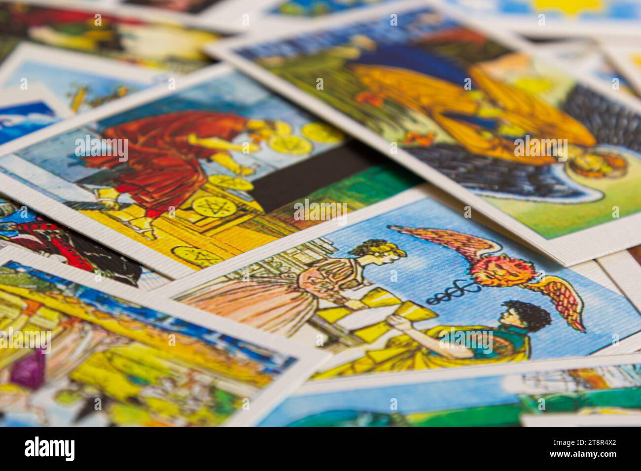 Sfondo con mucchio di carte tarocchi, il mazzo arcana maggiore. Fortuna che dice seance o rituale magico nero. Spaventate la vita ferma con occulto ed esoteri Foto Stock