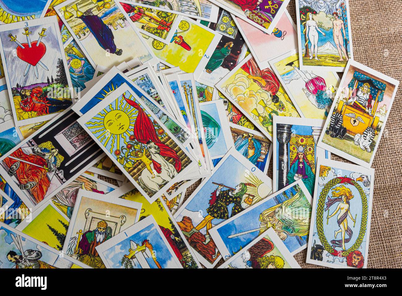 Sfondo con mucchio di carte tarocchi, il mazzo arcana maggiore. Fortuna che dice seance o rituale magico nero. Spaventate la vita ferma con occulto ed esoteri Foto Stock