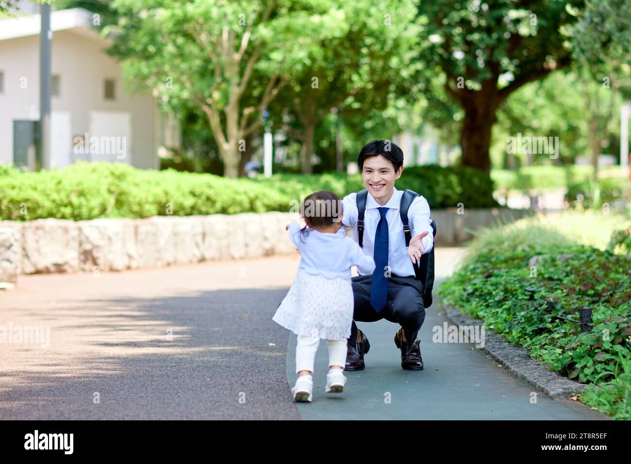 Un giapponese che gioca con sua figlia Foto Stock