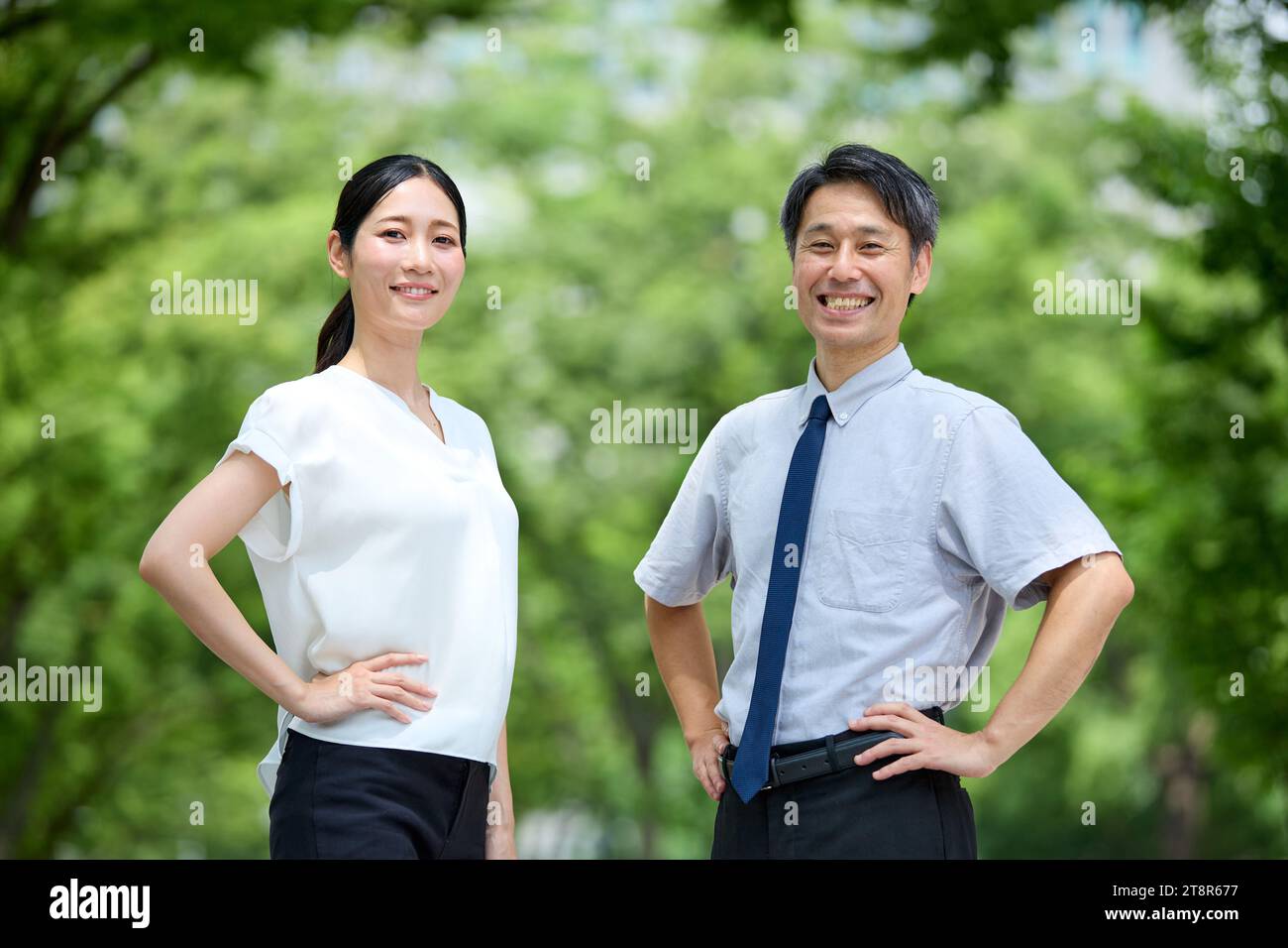 Ritratto di uomo e donna giapponese in un parco cittadino Foto Stock