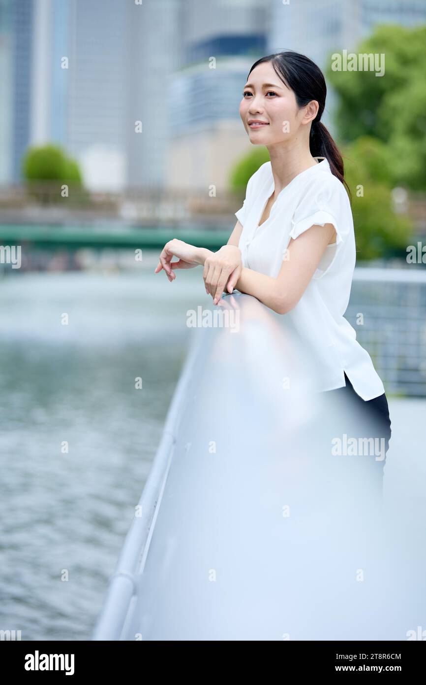 Ritratto di donna giapponese nel centro di Tokyo Foto Stock