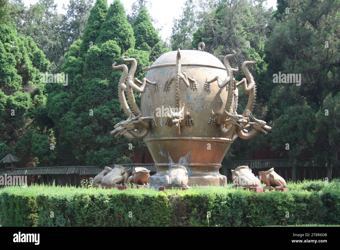 Wolong Hill: Rivelatore di terremoto Han, sito supposto a Nanyang, provincia di Henan, Cina, dove Zhuge Liang fu visitato da Liu BEI tre volte prima di accettare l'offerta di Liu BEI di essere il suo primo ministro. Un'altra città fa la stessa affermazione Foto Stock