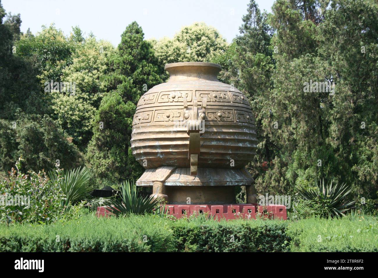 Wolong Hill: Rivelatore di terremoto Han, sito supposto a Nanyang, provincia di Henan, Cina, dove Zhuge Liang fu visitato da Liu BEI tre volte prima di accettare l'offerta di Liu BEI di essere il suo primo ministro. Un'altra città fa la stessa affermazione Foto Stock