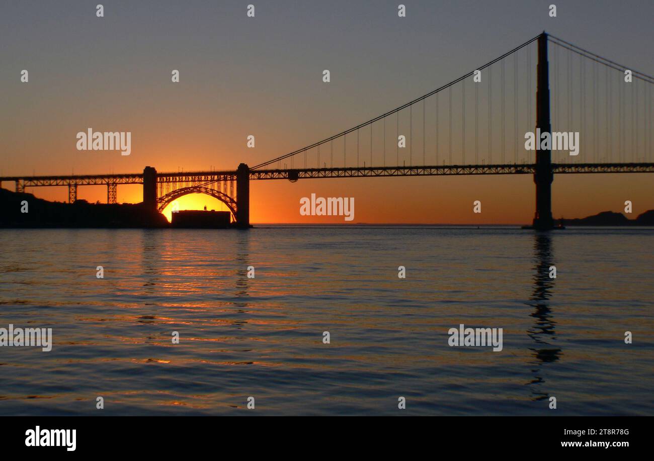 San Francisco Bay, attraversando lo stretto del Golden Gate da San Francisco ai promontori di Marin per 1,7 km circa, si trova il famoso Golden Gate Bridge, facilmente riconoscibile dal suo colore arancione internazionale. Aperto nel 1937, il ponte è stato costruito al costo di 35 milioni di dollari in capitale e 39 milioni di dollari in interessi e 11 vite di lavoratori. La campata a sospensione singola è ancorata da torri gemelle che raggiungono i 746 piedi in alto, ed era una volta più alta di qualsiasi edificio di San Francisco. Per sostenere la carreggiata sospesa, due cavi, ciascuno di lunghezza superiore a 7.000 piedi, entrambi contenenti 80.000 miglia di filo metallico Foto Stock