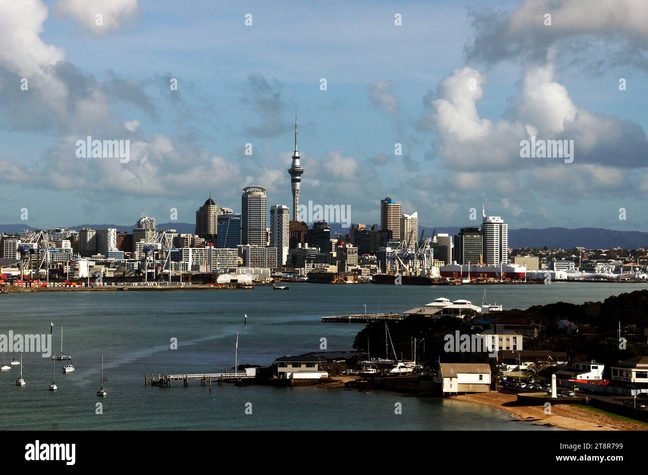 Devonport View of Auckland, New Zealand City, Devonport è un sobborgo di Auckland, nuova Zelanda, nuova Zelanda. Si trova sulla North Shore, all'estremità meridionale di una penisola che corre a sud-est dal vicino lago Pupuke a Takapuna, formando il lato settentrionale del porto di Waitemata Foto Stock