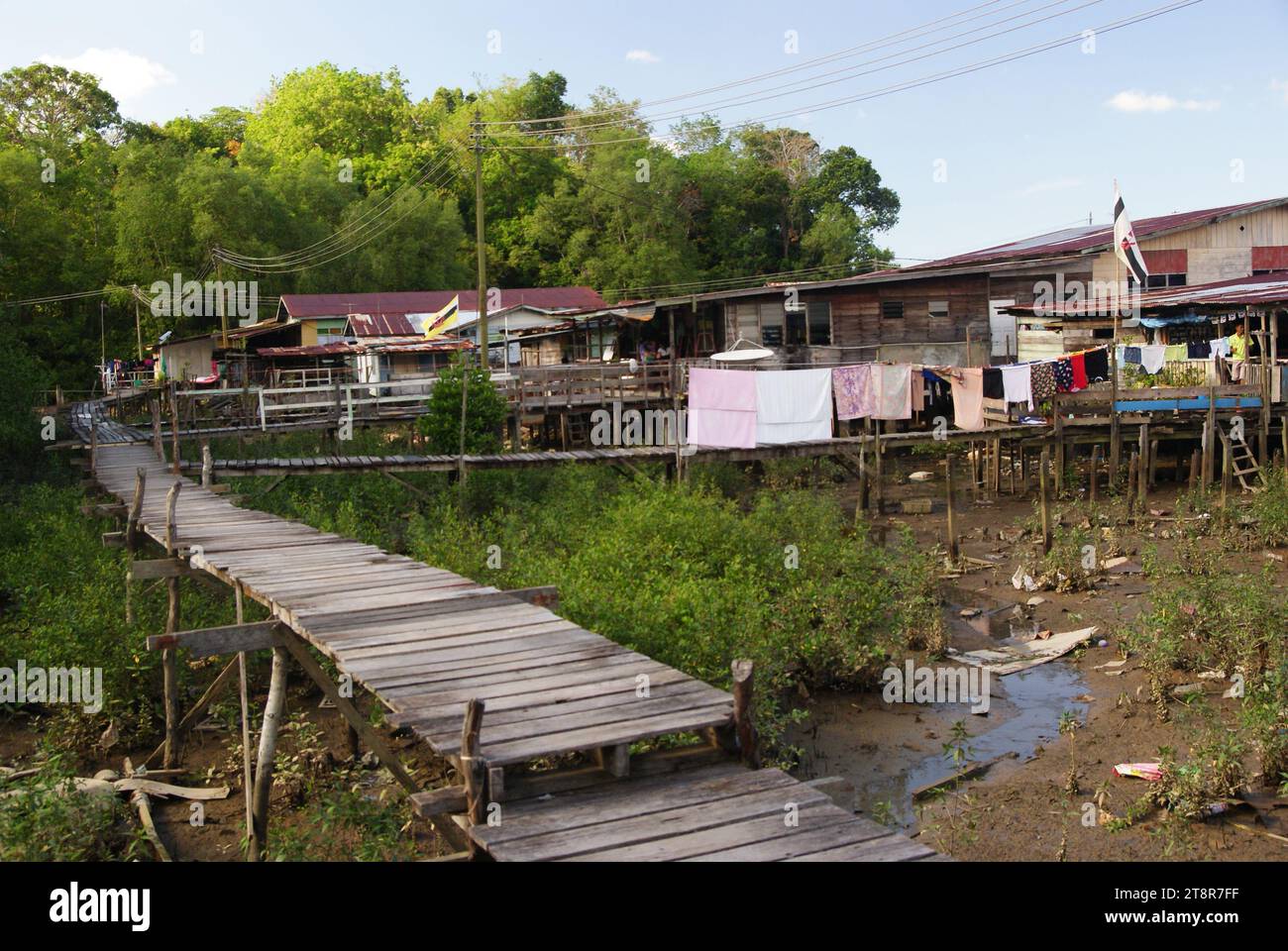 Il Brunei suburbano, le case accanto alla moschea sono per lo più in condizioni difficili. E' tremendo vedere queste baracche di legno fatiscenti cosi' vicine ad uno degli edifici moderni piu' maestosi del Sud-Est Asiatico, lungo la strada dal Guinness dei primati, detentore del palazzo piu' grande del mondo Foto Stock
