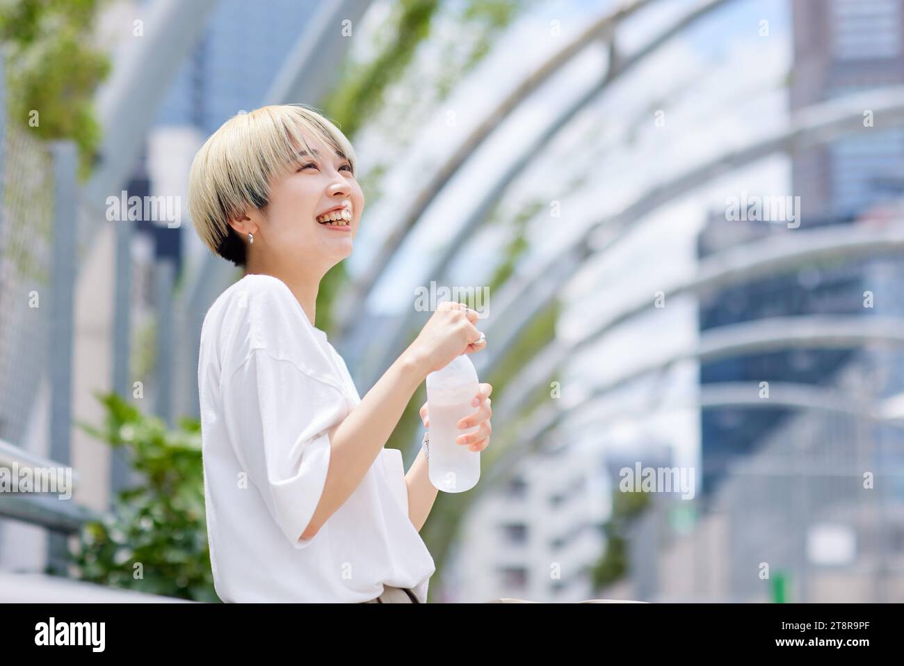 Ritratto di giovane donna giapponese nel centro di Tokyo Foto Stock