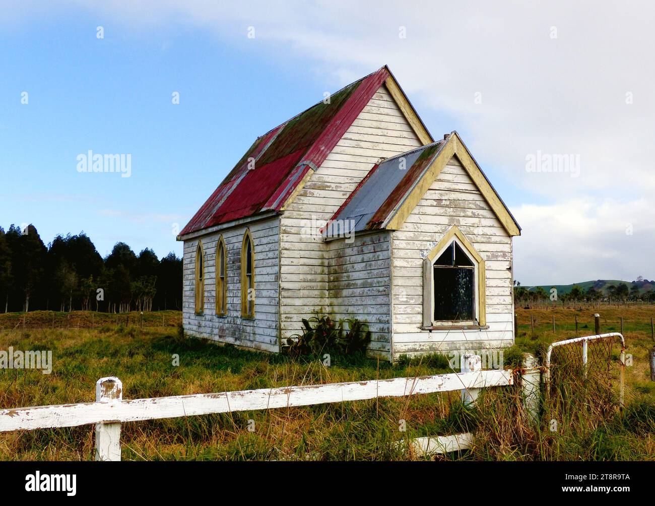Vecchia chiesa, Otuhianga Road, Matakohe, nuova Zelanda, questa chiesa ha iniziato la vita come luogo di culto anglicano per un gruppo di te Rarawa, che era emigrato a Parirau per trovare lavoro nei campi di gomma e nelle foreste vicine Foto Stock