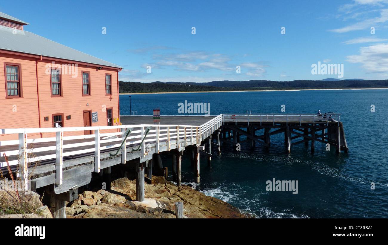 Old Wharf Tartha.NSW, l'area di Tathra fu colonizzata per la prima volta dagli europei negli anni '1820 e '1830, anche se era al di fuori dei limiti di insediamento legale, le Nineteen Counties. Un piccolo molo fu costruito a Tathra all'inizio del XIX secolo. Nel 1861-62, un molo più grande è stato costruito con fondi donati dagli agricoltori e dalla Illawarra Steam Navigation Company. La spedizione regolare è iniziata nel 1862. Il molo, costruito su supporti di trementina incastonati in roccia solida, è stato restaurato dal National Trust, dal Dipartimento della pianificazione e dai residenti locali. È l'unico molo costiero rimasto nel nuovo Galles del Sud Foto Stock