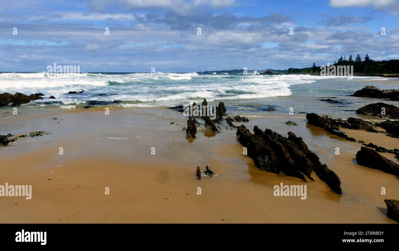 Yabbarra Beach NSW.Aust, Yabbarra Beach si trova sulla costa orientale di Dalmeny e non è pattugliata dai bagnini in nessun momento. Questa spiaggia è più popolare tra i surfisti, poiché qui le onde sono solitamente più forti di Dalmeny Beach. Yabbarra Beach ha anche molte rocce sul lato della spiaggia, che possono rappresentare un pericolo durante gli strappi Foto Stock