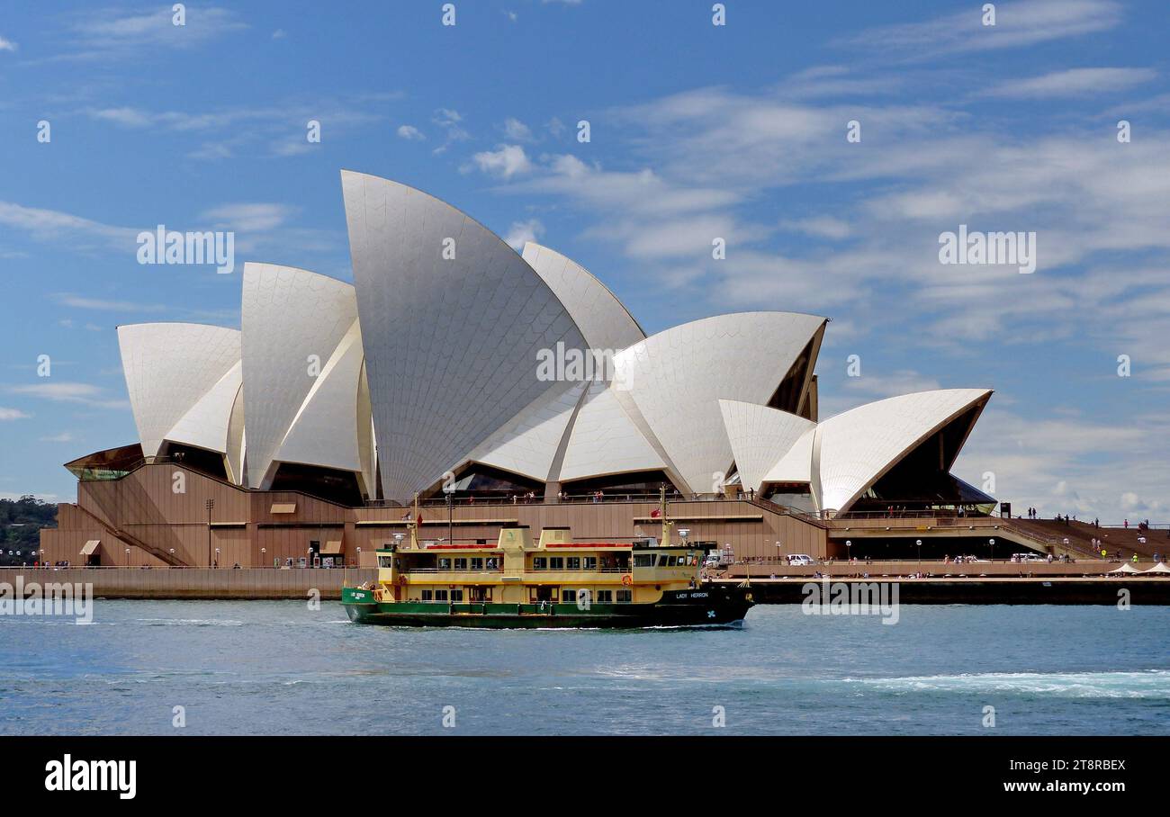 Nel porto di Sydney, la Sydney Opera House è un centro per le arti dello spettacolo multisede a Sydney, nuovo Galles del Sud, Australia. Situato in Bennelong Point nel porto di Sydney, vicino al Sydney Harbour Bridge, la struttura è adiacente al quartiere centrale degli affari di Sydney e ai Royal Botanic Gardens, tra Sydney e Farm Coves Foto Stock