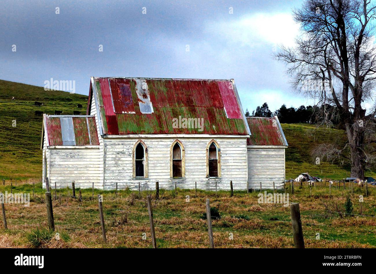 Vecchia chiesa, Otuhianga Road, Matakohe, nuova Zelanda, questa chiesa ha iniziato la vita come luogo di culto anglicano per un gruppo di te Rarawa, che era emigrato a Parirau per trovare lavoro nei campi di gomma e nelle foreste vicine Foto Stock