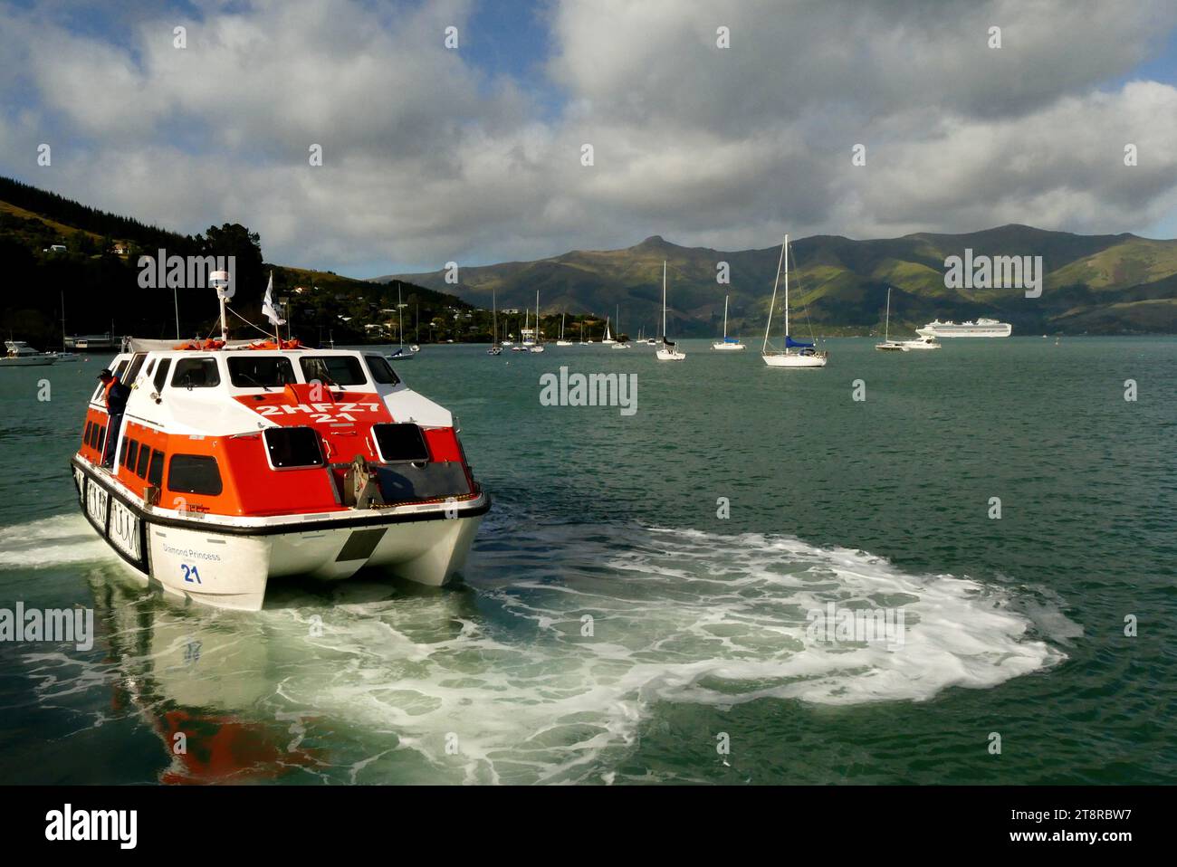 Tender per navi da crociera. Diamond Princess. Akaroa. Nuova Zelanda, per una varietà di motivi, non è sempre consigliabile cercare di legare una nave a un molo; il tempo o il mare potrebbero essere difficili, il tempo potrebbe essere breve o la nave troppo grande per adattarsi. In tali casi le gare d’appalto forniscono il collegamento da nave a terra e possono avere un programma molto intenso di viaggi di andata e ritorno mentre la nave si trova in porto Foto Stock