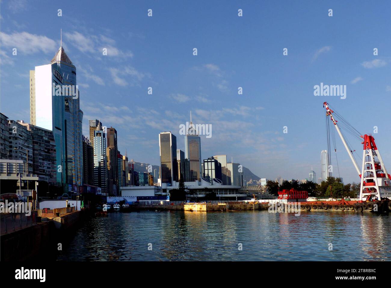 Hong Kong è una città, ed ex colonia britannica, nel sud-est della Cina. Vivace e densamente popolato, è un importante porto e centro finanziario globale famoso per il suo skyline punteggiato da torri. È anche conosciuto per la sua vivace scena gastronomica, dal dim sum cantonese allo stravagante tè pomeridiano, e per i suoi negozi, con opzioni che spaziano dal caotico mercato notturno di Temple Street agli innumerevoli sarti su misura della città Foto Stock