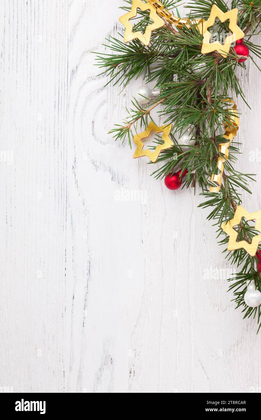 Decorazioni natalizie con rami di cedro Libano su sfondo bianco e shabby di legno. Foto Stock