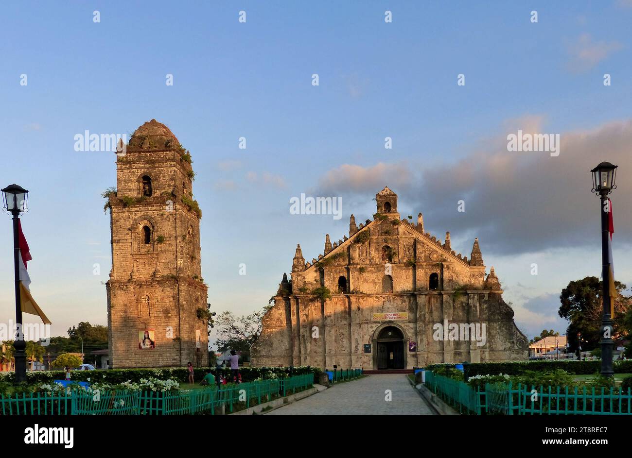 Chiesa di Paoay a Ilocos Norte, uno dei luoghi da visitare se partecipi a un tour a Ilocos Nortes, le famose destinazioni dovrebbero essere la Chiesa di Paoay. Questa chiesa, conosciuta anche come Chiesa di San Agustin, è considerata una delle chiese più antiche e belle delle Filippine. È anche un sito dell'Hertiage Mondiale dell'Organizzazione delle Nazioni Unite per l'educazione, la scienza e la cultura (UNESCO) sotto il gruppo delle Chiese barocche delle Filippine nel 1993. Inoltre, è dichiarato come tesoro culturale nazionale nel 1993 dal governo filippino Foto Stock