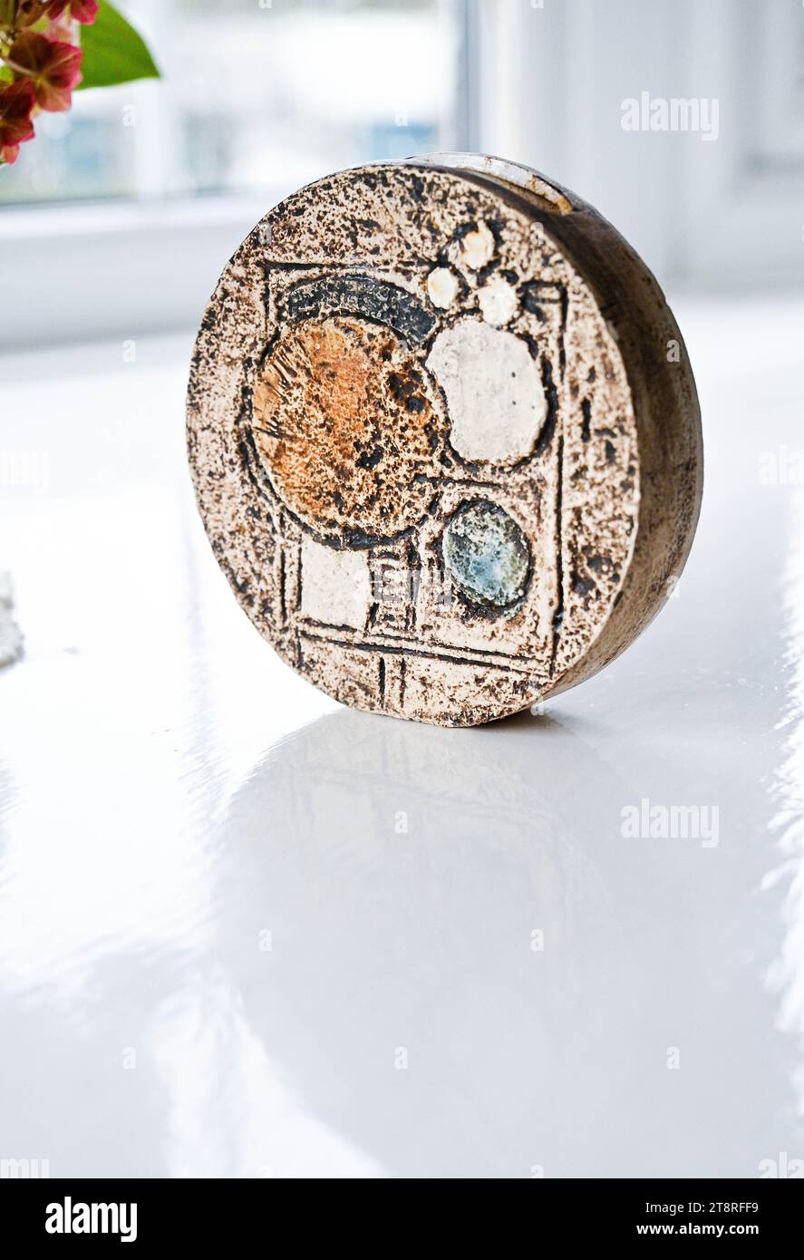 Un vaso per ceramica Troika - Troika era una ceramica d'arte che operò in Cornovaglia dal 1962 al 1983. È stata fondata da tre persone, Leslie Illsley, Jan Thompson e Benny Sirota questo pezzo ha il marchio dell'artista Linda Taylor (LT) - da 1965 a 1975 credito Simon Dack Foto Stock