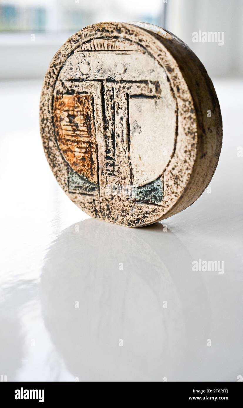 Un vaso per ceramica Troika - Troika era una ceramica d'arte che operò in Cornovaglia dal 1962 al 1983. È stata fondata da tre persone, Leslie Illsley, Jan Thompson e Benny Sirota questo pezzo ha il marchio dell'artista Linda Taylor (LT) - da 1965 a 1975 credito Simon Dack Foto Stock