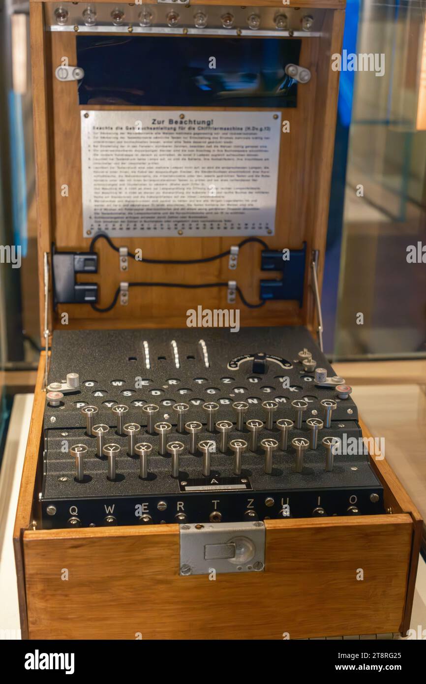 Una macchina enigma in mostra al museo di Bletchley Park, casa dei famosi rompighiaccio e Alan Turing durante la seconda guerra mondiale Foto Stock