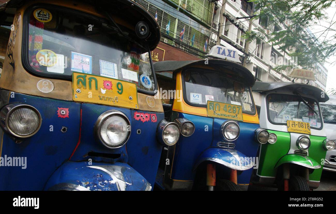 Tuk tuk tuk, un risciò automatico (in India), o risciò (in Pakistan) noto anche come Bajay o Bajaj (a Giacarta, Indonesia), tre ruote (in Sri Lanka), samosa, tempo, tuk-tuk (in Thailandia), trishaw, autorick, bajaji (in Madagascar e Tanzania), keke Napep o Maruwa (in Nigeria), rick, triciclo (nelle Filippine), mototaxi, baby taxi, lapa o tukxi (Piaggio Ape Calessino) in linguaggio popolare, è uno sviluppo motorizzato del tradizionale risciò trainato o risciò ciclabile Foto Stock