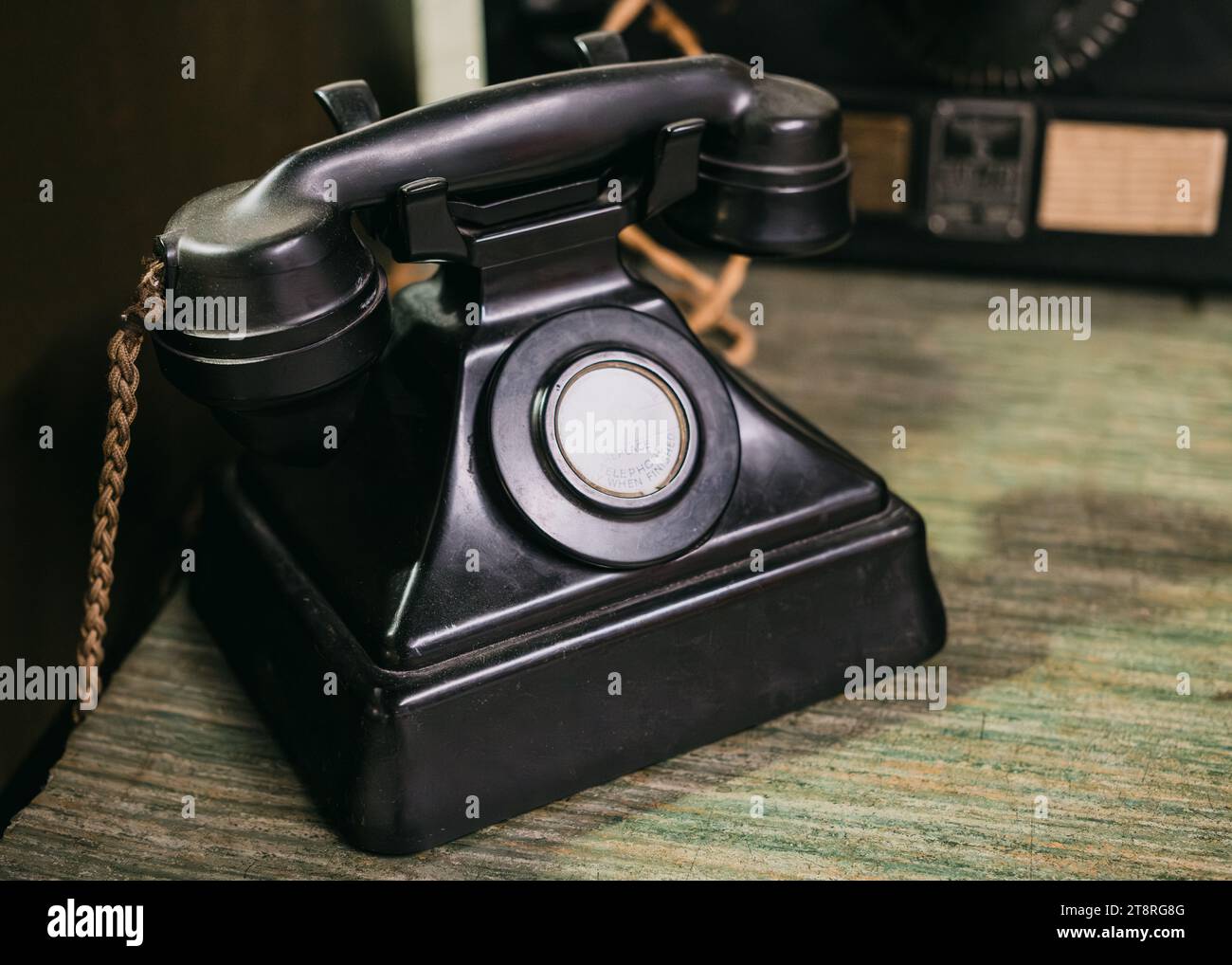 Telefoni vintage neri in mostra a Bletchley Park, Bletchley, Milton Keynes, Regno Unito. Foto Stock