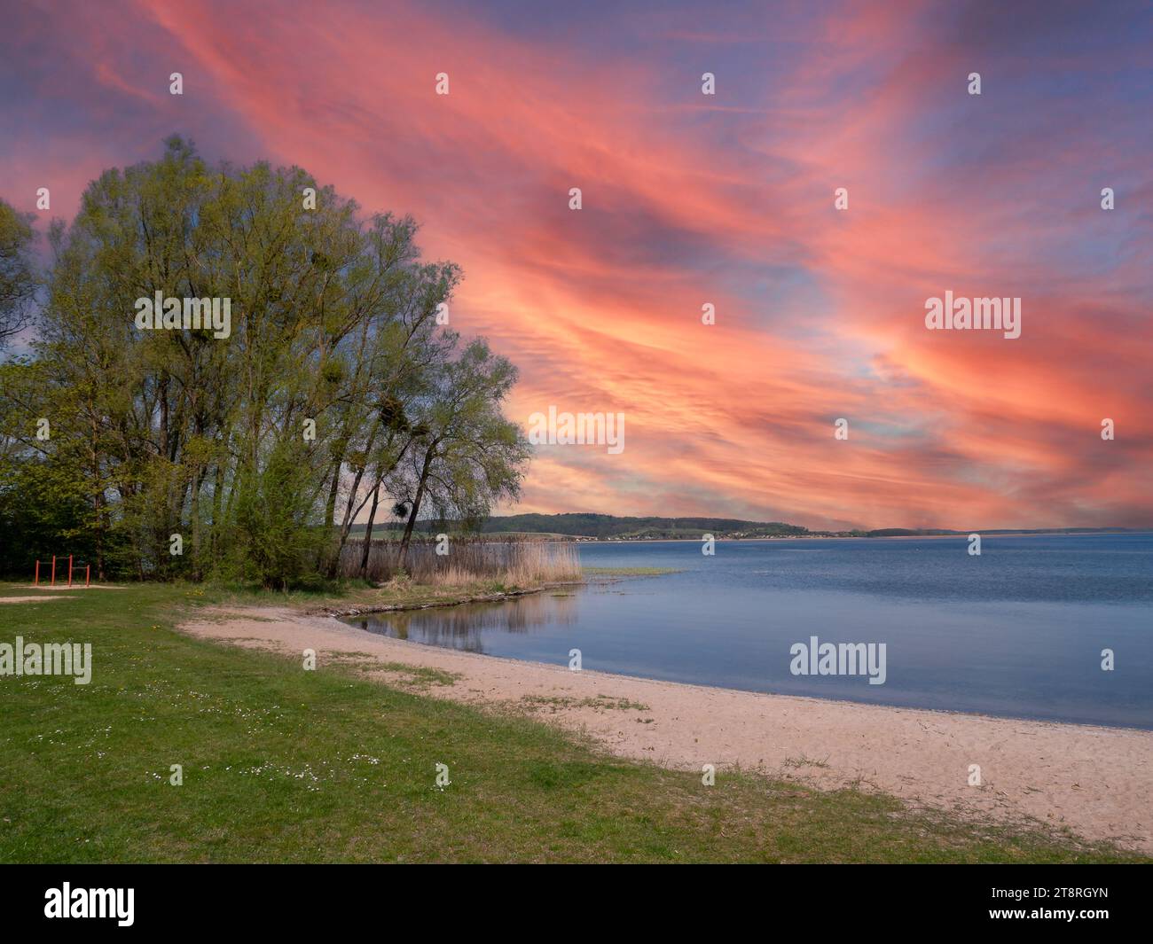 Tramonto su un lago nel distretto dei laghi del Meclemburgo Foto Stock