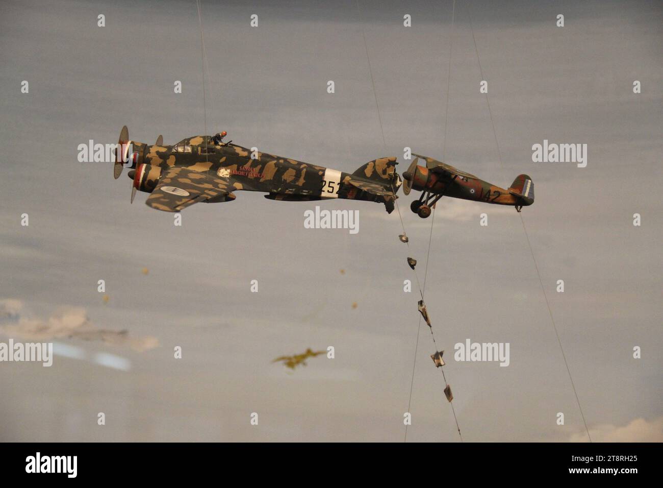 Museo della guerra ellenico Diorama del pilota greco che taglia la coda al bombardiere italiano, Museo della guerra di Atene, Atene, Grecia Foto Stock