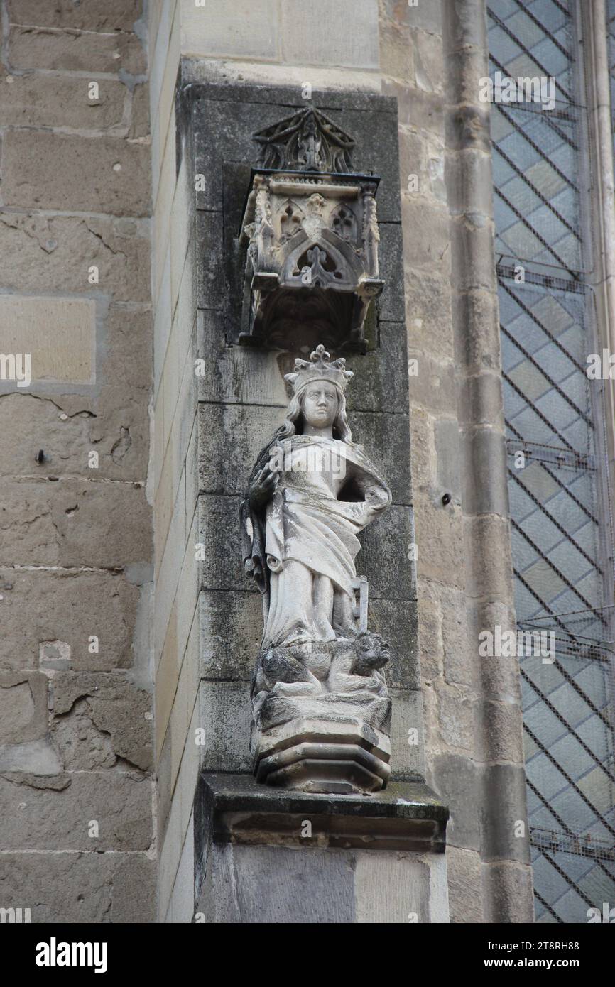 Chiesa Nera di Brasov: Statua della Vergine Maria in piedi sul diavolo, Brasov, Romania Foto Stock