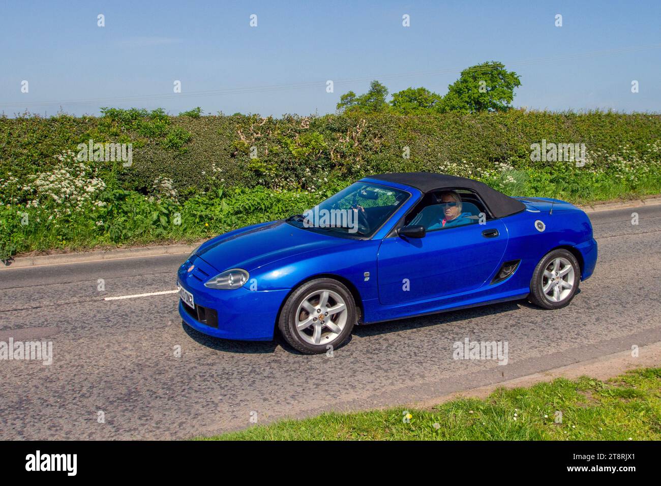 2003 Blue MG TF, roadster a 2 porte; motori d'epoca restaurati, appassionati di motori d'epoca, appassionati di auto d'epoca, auto d'epoca che viaggiano nel Cheshire, Regno Unito Foto Stock