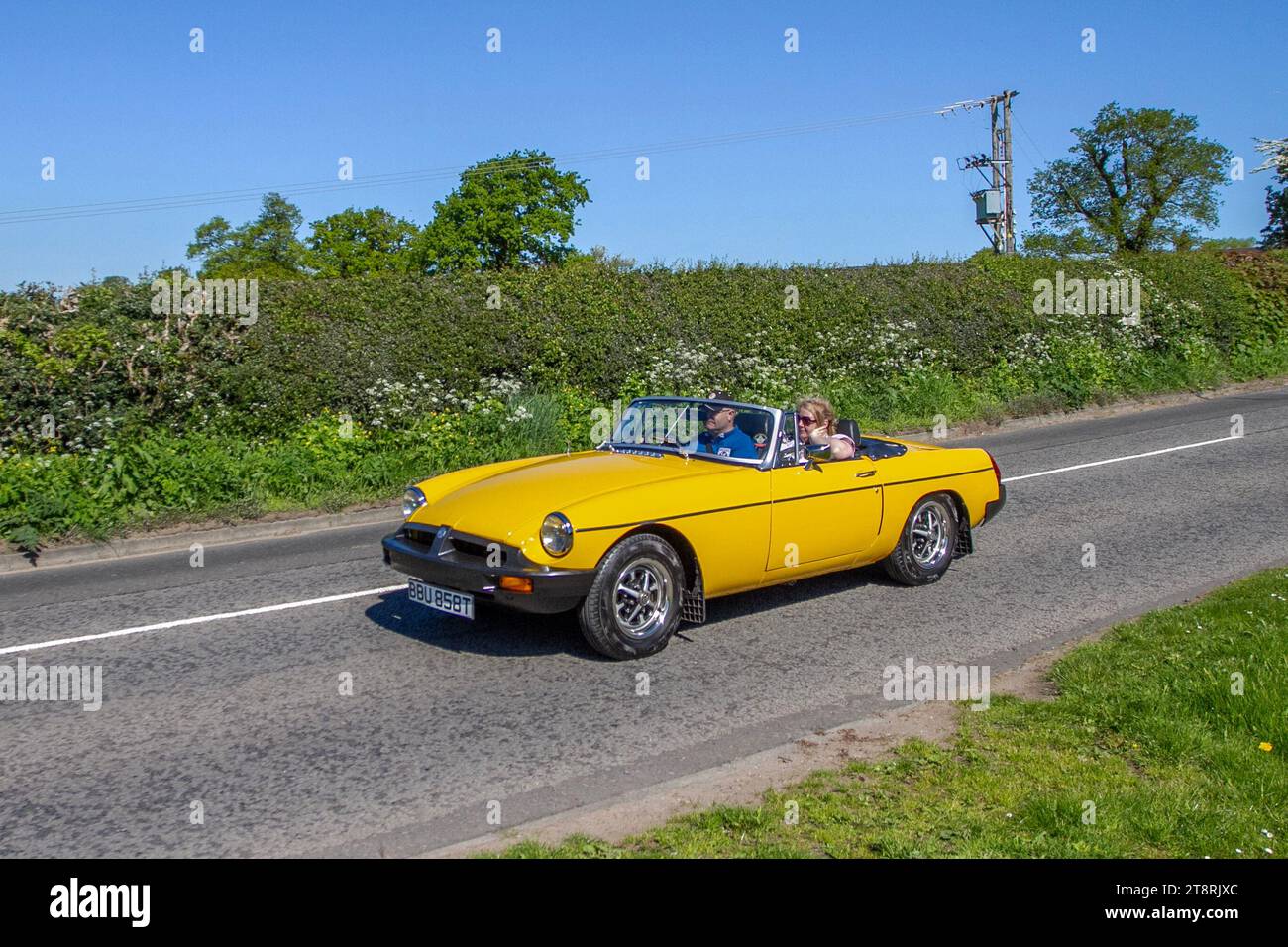 Anni '1978 70 MG B giallo, paraurti nero speciale convertibile; motori d'epoca restaurati classici, collezionisti di automobili appassionati di motori, auto d'epoca che viaggiano nel Cheshire, Regno Unito Foto Stock