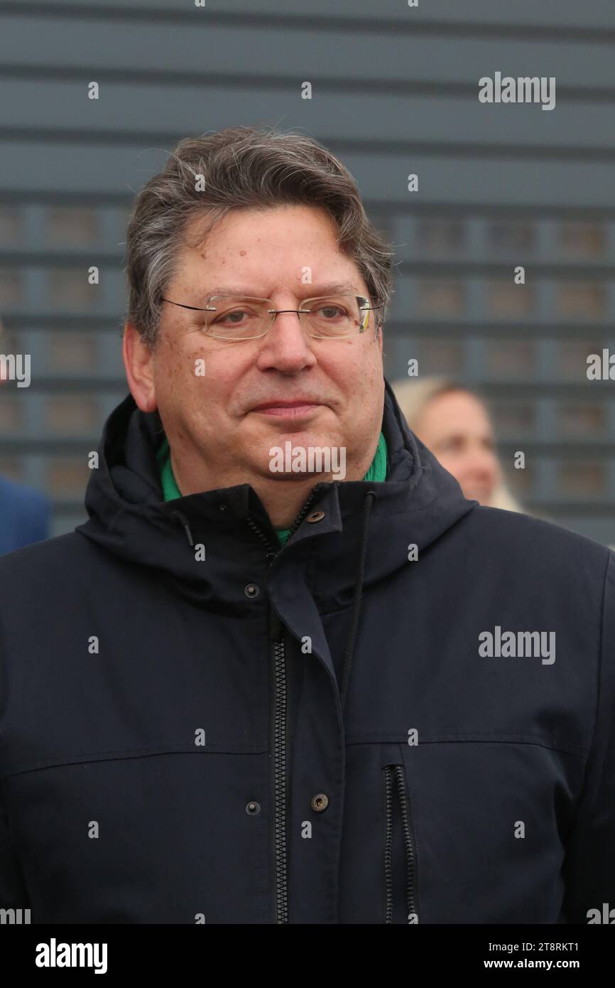 Blick am Mittwoch 15.11.2023 im Ortsteil Warenmünde der Hanse- und Universitätsstadt Rostock auf den Pressetermin zur Unterzeichnung des Eckpunktepapiers zur zukünftigen temporären industriellen Nutzung des Südgeländes im Marinearsenal-Warnowwerft Mars mit dem Wirtschaftsminister des Landes MV Reinhard Meyer. *** Vista mercoledì 15 11 2023 nel distretto di Warenmünde della città anseatica e universitaria di Rostock all'evento stampa per la firma del documento punti chiave sul futuro uso industriale temporaneo del sito meridionale nell'arsenale navale Warnowwerft Mars con il Ministro di Eco Foto Stock